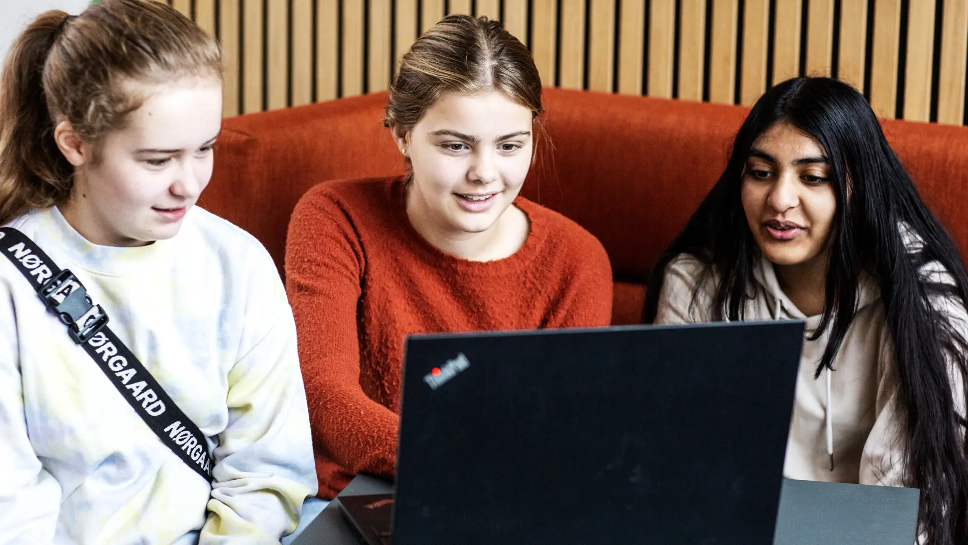 Børn leger med computer