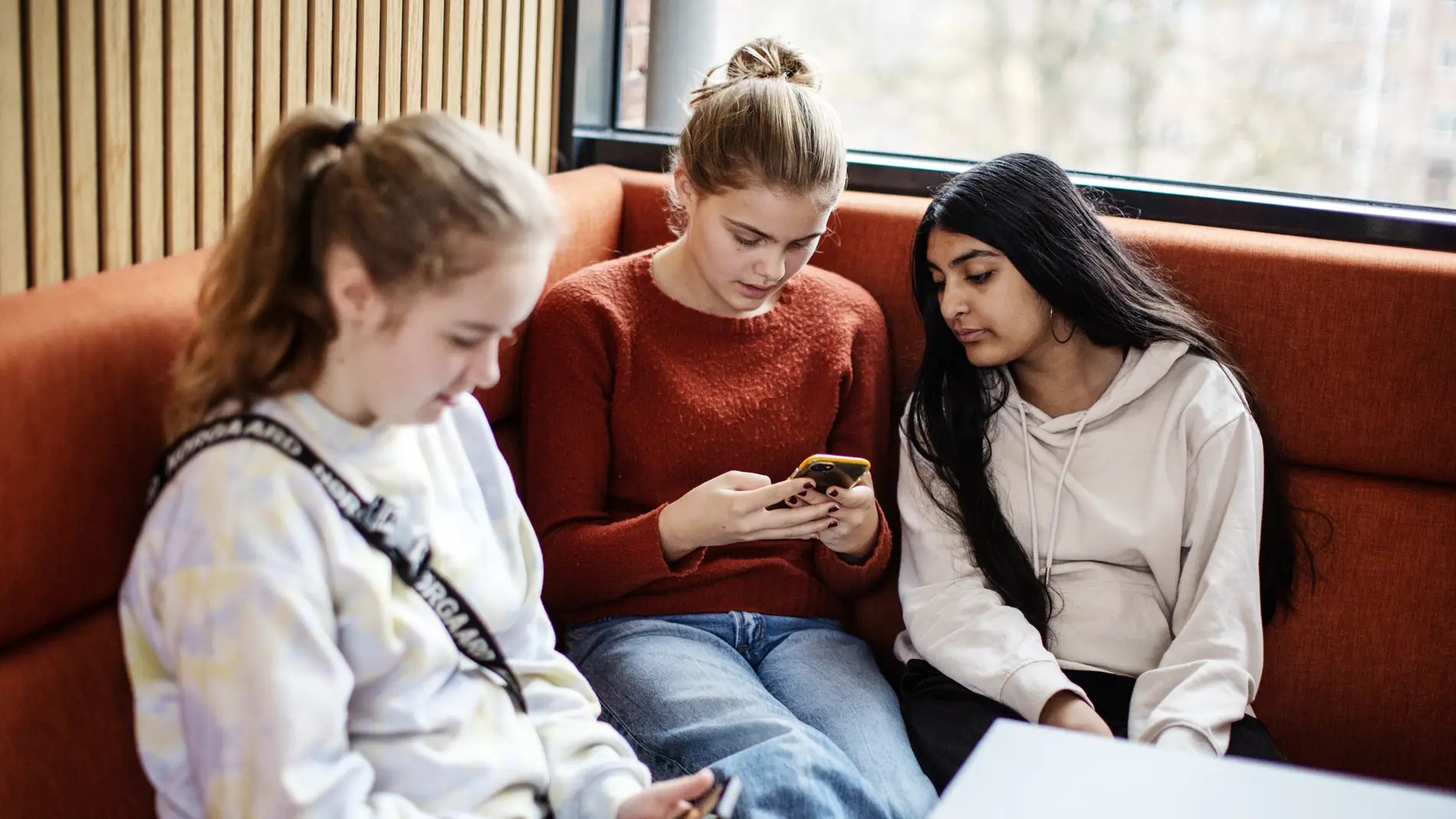 Børn på mobiltelefoner