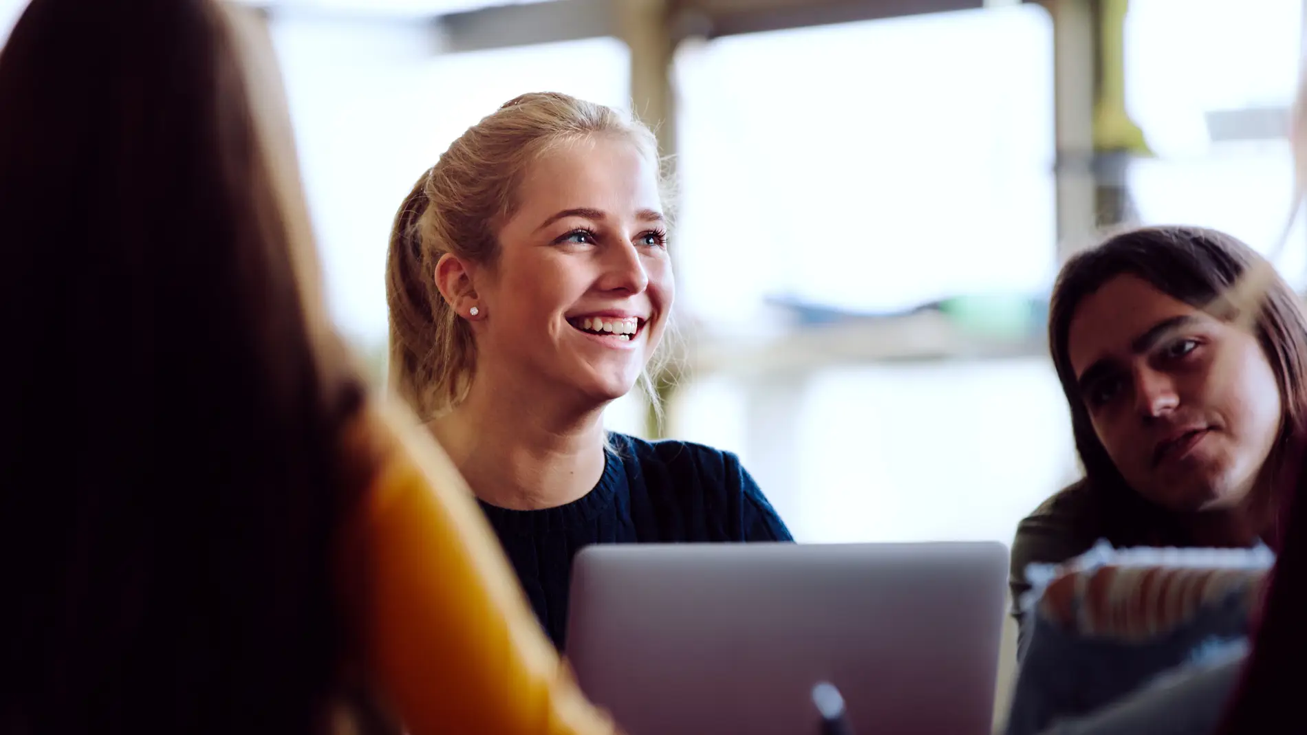 Gymnasiepiger med computer
